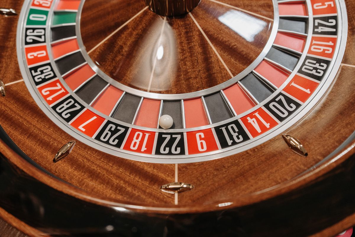Meja roulette live casino dengan dealer sungguhan