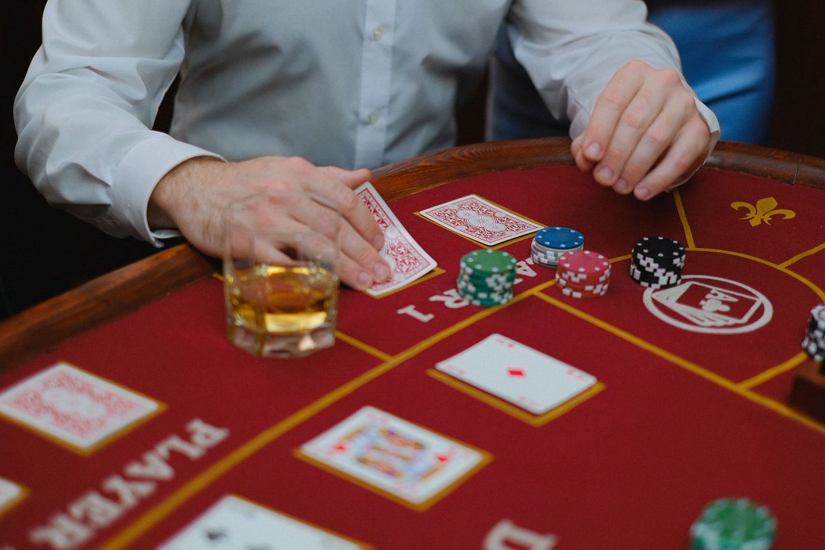 Tumpukan chip dan kartu poker di atas meja