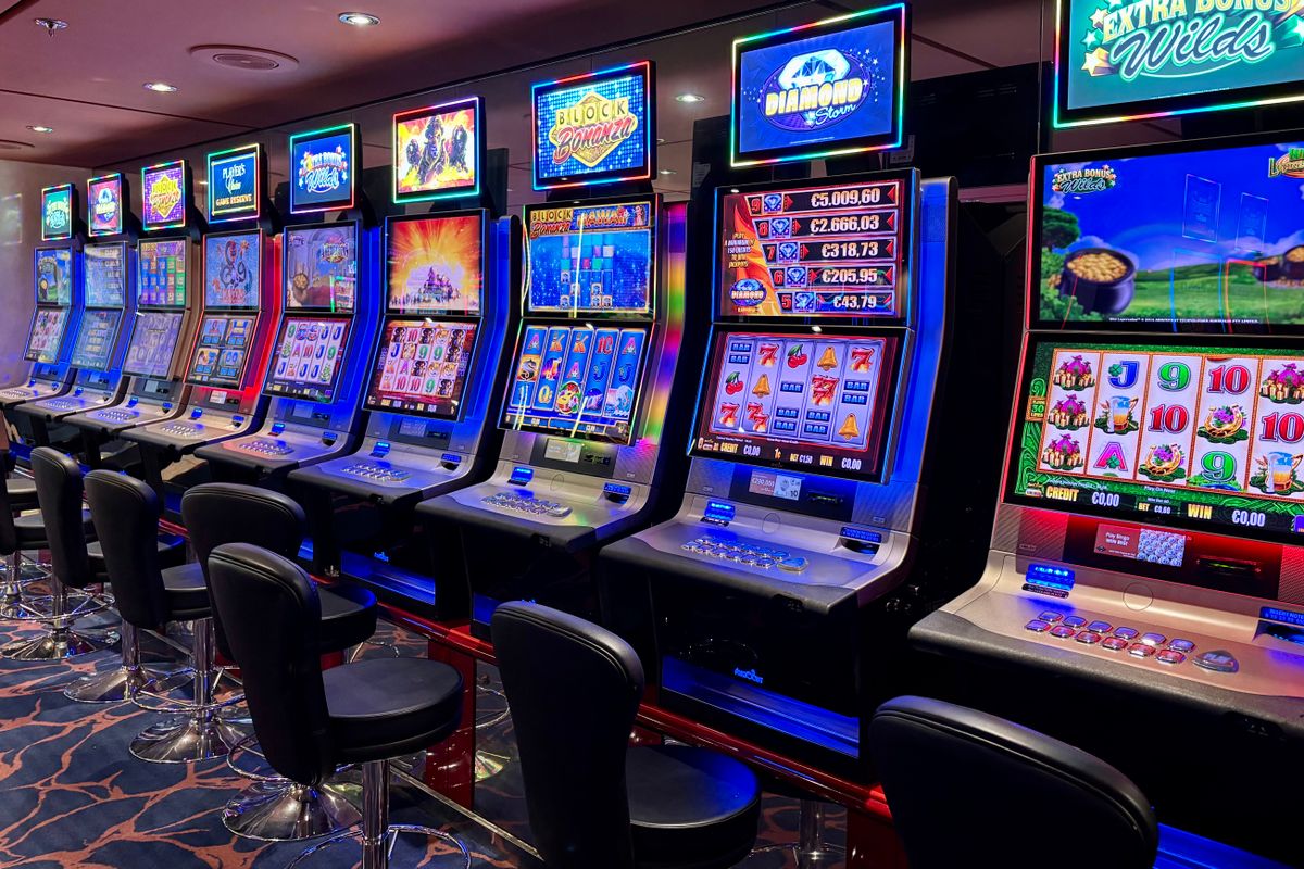 Mesin slot online dengan gulungan dan lampu neon